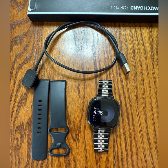 Fitbit Versa 4 With Watch Band And Charger - Picture 6 of 6